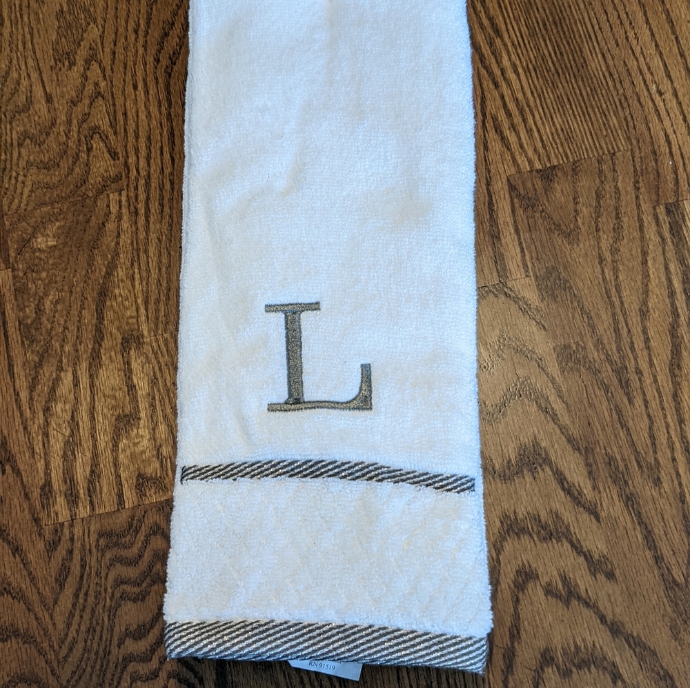 L Monogram Towels - Picture 4 of 6